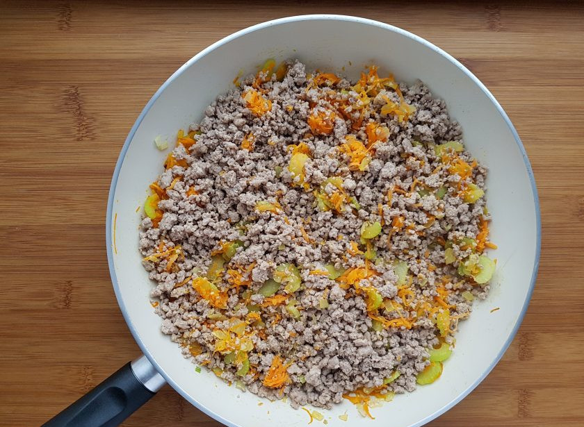 1. Этап. Запеканка по-неаполитански: Соедините фарш с овощами.