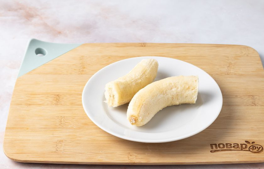 1. Этап. Фруктовая каша из фруктов: Банан очистите от кожуры и уберите в морозилку на 4 часа.