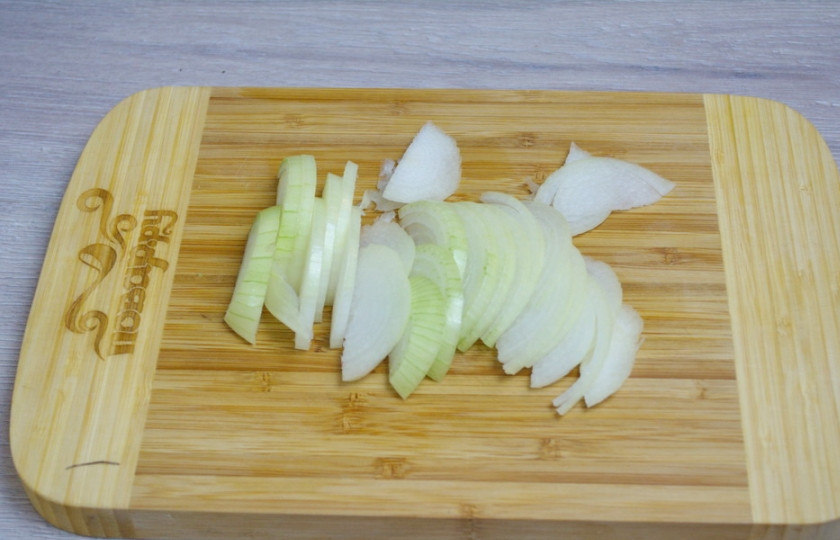 1. Этап. Лодочки из баклажанов с овощами: 2. Репчатый лук нарезаем произвольно (вид нарезки лука не имеет огромного значения). Я измельчила лук полукольцами.