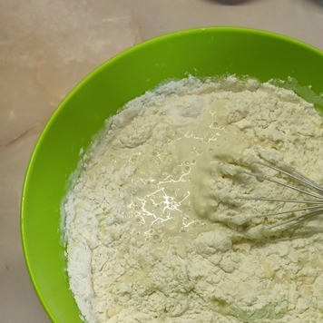 1. Этап. Кулебяка с рисом, луком, яйцами, рыбой: Для приготовления теста смешать все ингредиенты и замесить плотное тесто.