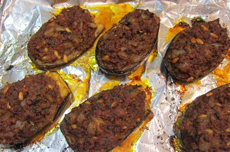 1. Этап. Баклажаны, фаршированные фаршем, в духовке: Ставим противень с баклажанами снова в духовку, запекаем блюдо 15-30 минут при 220 градусах. Как только верх начинки покроется ароматной румяной корочкой, блюдо можно подавать на стол. Приятного всем аппетита!