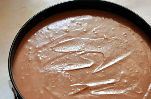 1. Этап. Торт Трюфельный: 6. Получившимся кремом заливаем бисквит, равномерно распределяем по поверхности. Накрываем всю эту красоту пищевой пленкой или фольгой и отправляем в холодильник на ночь.