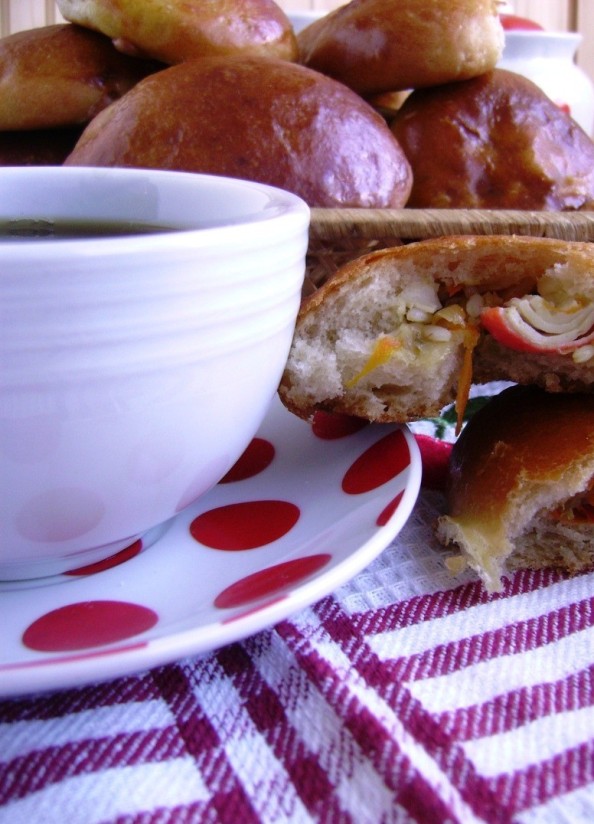 Пирожки с крабовыми палочками и морковью 1. Этап. Пирожки с крабовыми палочками и морковью: Ну, а дальше- только успевай чай кипятить!