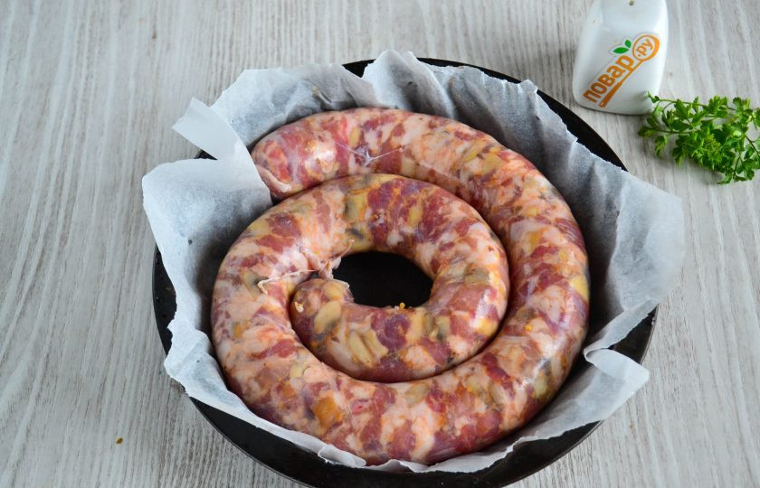 1. Этап. Домашняя колбаса с грибами: Переложите колбасу в форму для запекания или на противень. Я застелила пергаментом, чтобы колбаса не прилипла к противню.