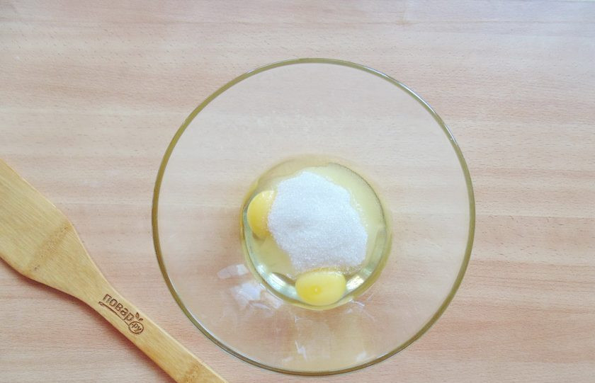 1. Этап. Торт Графские развалины с ананасами: Добавьте сахар. Тщательно перемешайте яйца с сахаром.