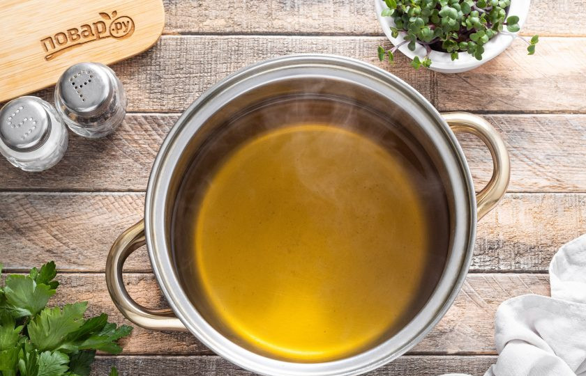 1. Этап. Грибной суп в банках на зиму: Грибной бульон перелейте обратно в кастрюлю. Снова доведите до кипения, добавьте соль, сахар и лимонную кислоту.