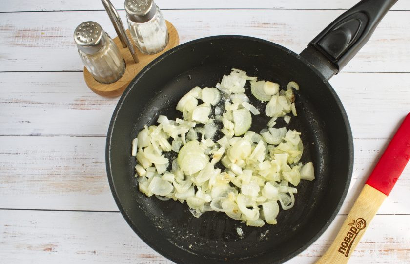 1. Этап. Суп-пюре с шампиньонами и картофелем: 2. Картофель нарежьте на кубики средней величины. Залейте картофель водой так, чтобы она только прикрывала его, посолите и поперчите. Варите картофель до готовности. Тем временем лук мелко покрошите, а грибы нарежьте ломтиками. В большой сковороде обжарьте лук на растительном масле до прозрачности.