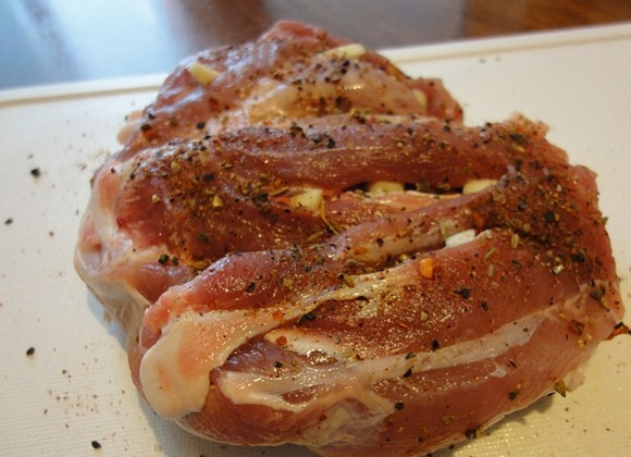 1. Этап. Свинина в чугунке в духовке: Чеснок чистим и нарезаем на полоски, кусочки - кому как нравится, шпигуем 