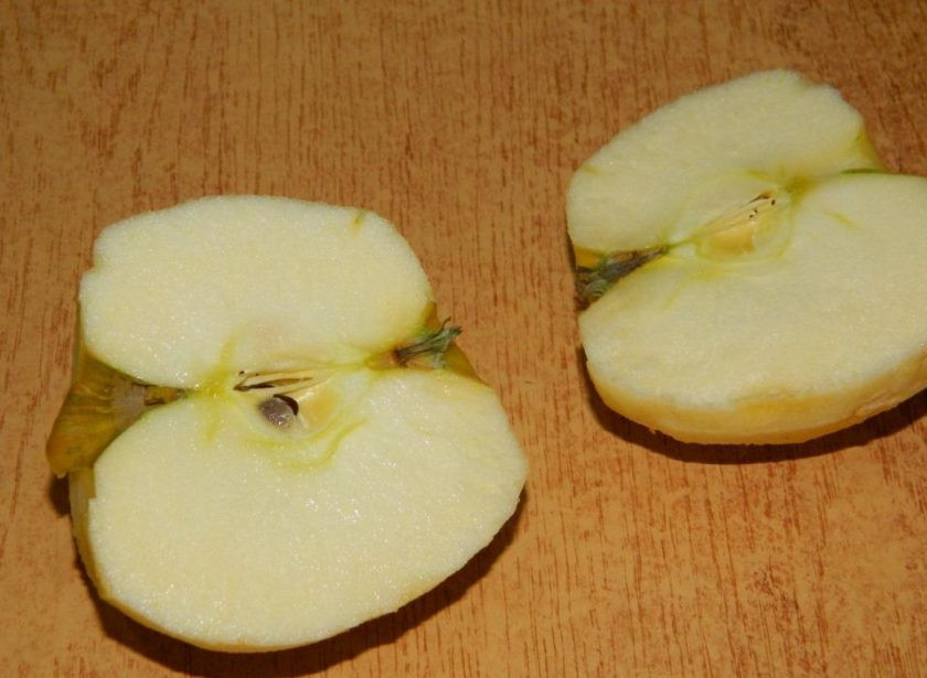 1. Этап. Слоеный салат с черносливом: Яблоко очистите от кожуры, удалите сердцевину и натрите на терке. Выложите следующим слоем.