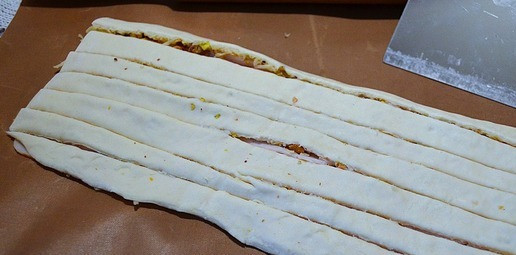 1. Этап. Слойки Ёлочки: Накрыть другой половиной, прокатать и нарезать на полоски. Разделить на две части по длине.