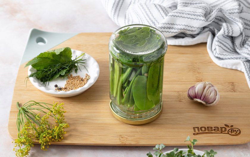 1. Этап. Маринованный зеленый горошек: Герметично закрутите баночку, переверните вверх дном и оставьте так до полного остывания. После горошек можно убрать в прохладное место, полностью готов он будет через неделю.