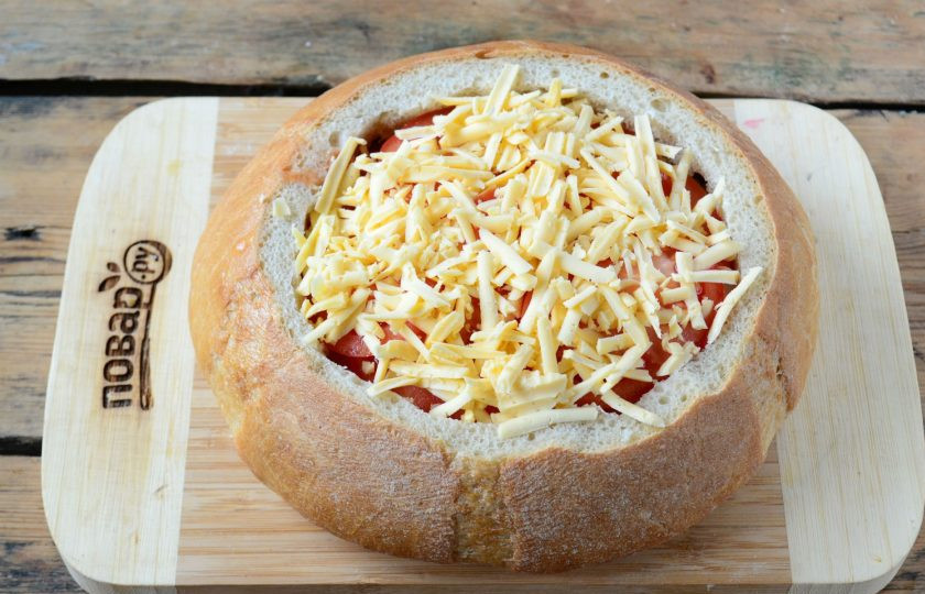 1. Этап. Гигантский мегабутер: Снова смажьте майонезом и присыпьте тертым сыром. Ух, как это будет вкусно! Такая концентрация мясных продуктов, сыра и помидора в одном бутерброде — это просто немыслимо вкусно!