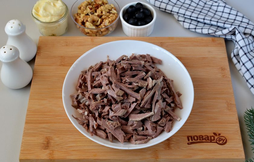 1. Этап. Салат Лапа тигра: Свиные вареные сердца порежьте тонкими полосочками.