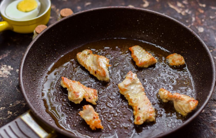 1. Этап. Салат Цезарь с индейкой: Поджарьте индейку с обеих сторон на сковороде. Приправьте мясо специями.