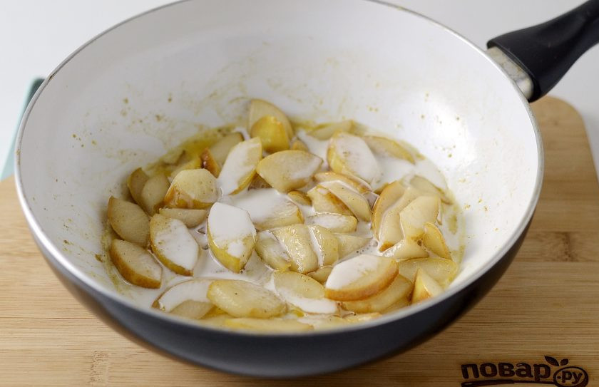 1. Этап. Грушевый соус: Влейте сливки. Томите соус, пока он не загустеет и лишняя жидкость не выпарится.