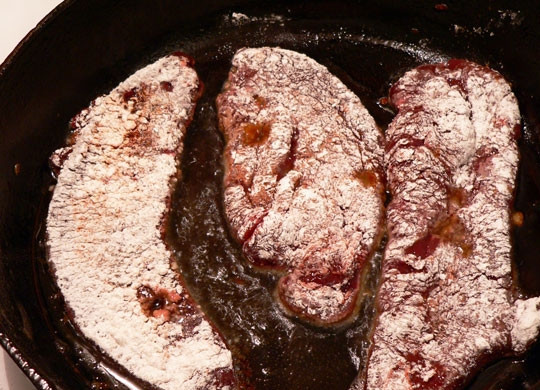 1. Этап. Жареная печень: Обжаривайте печень примерно 2-3 минуты с каждой стороны.