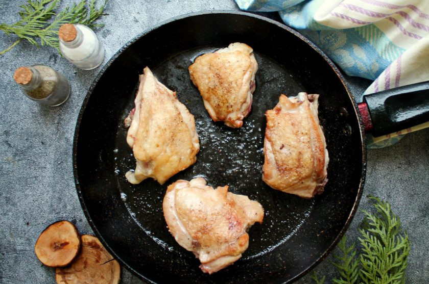 1. Этап. Папоротник с курицей: Куриные кусочки сполосните, обсушите и обжарьте на сковороде в горячем растительном масле с двух сторон до золотистой корочки.