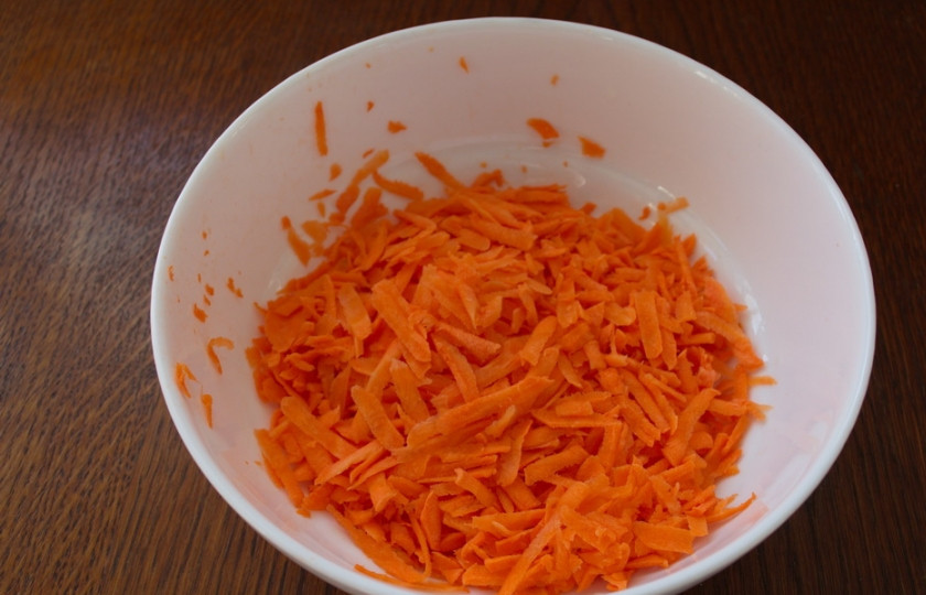 1. Этап. Салат с тертым сыром: Морковку очистите и натрите на терке.
