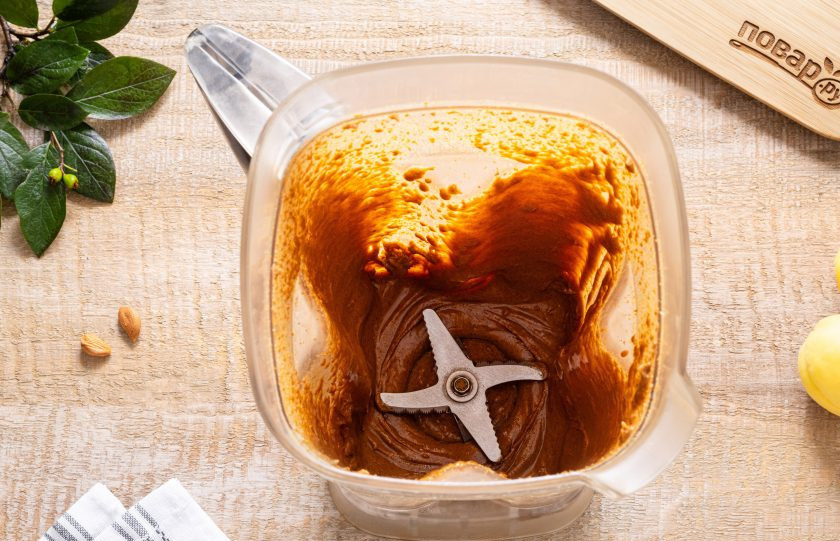 1. Этап. Паста из абрикосовой косточки: Измельчайте до тех пор, пока масса не станет жидкой. Постоянно собирайте со стенок и уголочков блендера крошки орехов, если хотите получить гладкую однородную пасту.