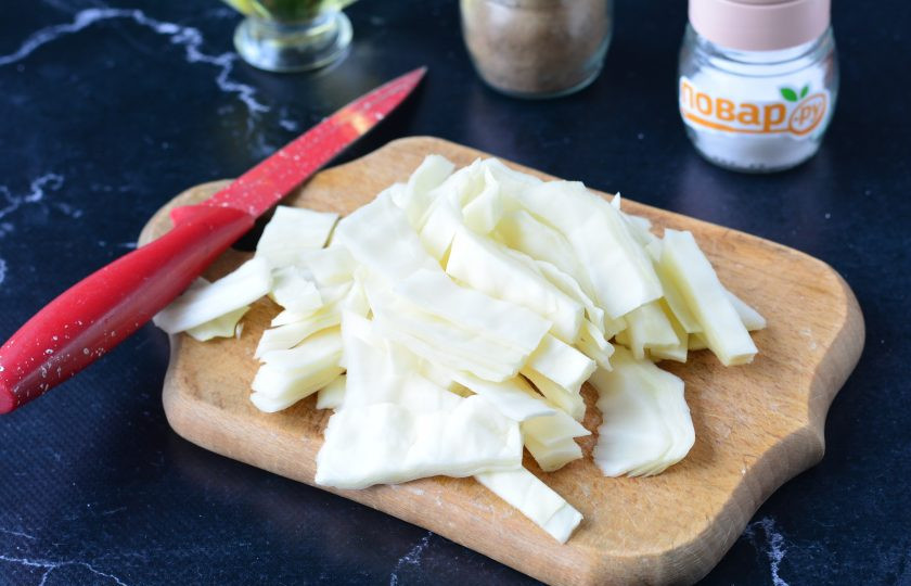 1. Этап. Овощное рагу с тефтелями: Нарежьте крупными кусочками капусту.