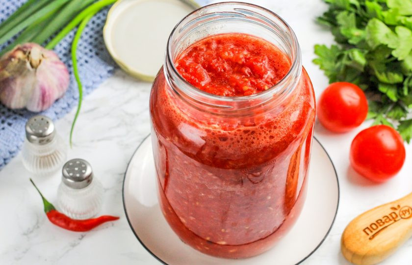 1. Этап. Бродячая аджика: Выложите аджику в банку или другую высокую емкость, прикройте марлей и оставьте при комнатной температуре на 3-4 дня.