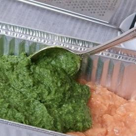 1. Этап. Рулет из лосося: Смазываем небольшим количеством сливочного масло посуду для запекания, выкладываем на низ половину рыбной смеси, затем - овощную смесь, затем - опять рыбную. Получается эдакий бутерброд 