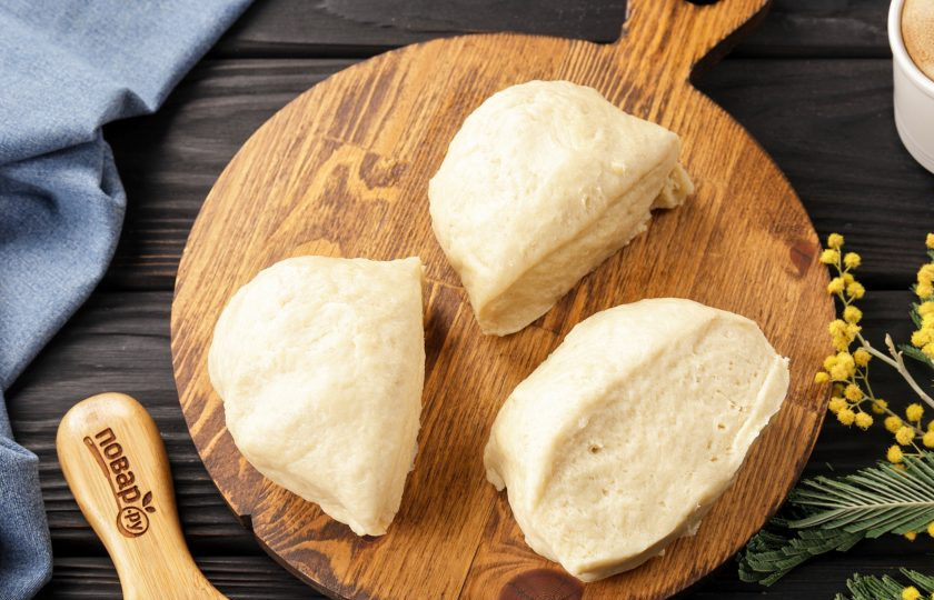 1. Этап. Сочни по ГОСТу: Охлажденное тесто разрежьте на 3 равные части.