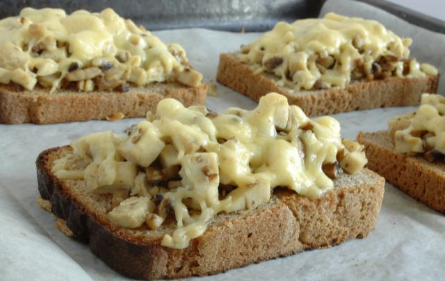 1. Этап. Гренки с грибами: Поставить в горячую духовку (180 градусов) и запекать около 10 минут.