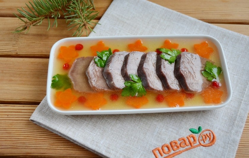 1. Этап. Заливное из языка на Новый Год: В двух стаканах бульон разведите 2 столовых ложки желатина. Перемешайте до полного растворения последнего, процедите. И есть два способа заливки. Первый - залейте полностью мясо и украшение бульоном. И отправьте остывать в холодильник на 2-3 часа. Второй - залейте частью желатина, поставьте в холодильник, через некоторое время снова полейте желатином и так несколько раз, пока на мясе не образуется желатиновая пленочка. Таким способом я делаю часто. Плюс его в том, что мясо выглядывает, но не сохнет и имеет первоначальный вид. Раствор желатина при таком способе должен быть крепким. Поставьте заливное остывать в холодильнике на 2 часа. Готово!