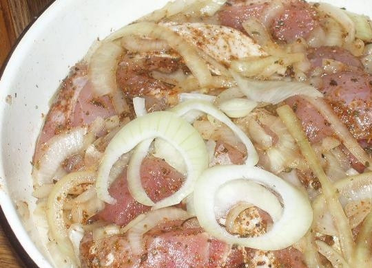 1. Этап. Шашлык из свиных ребрышек: Лук хорошо помять, чтобы пустил сок, и смешать с кефиром (подойдет практически любой другой кисломолочный напиток — айран, мацони, йогурт), в котором заранее был растворен сахар, специями и пропущенным через пресс чесноком. Соль не добавляем — мясо от нее становится жестким, а вот соевый соус (только хорошего качества!) подлить в кастрюлю можно. Хорошенько перемешиваем и убираем кастрюлю в холодильник. Чем лучше и моложе свинина, тем меньше ее нужно мариновать. В принципе, молодое свежее мясо можно жарить практически сразу. Но если хрюшка была уже в преклонных летах, и мясо жестковатое, поставьте кастрюлю в холод хотя бы на ночь.