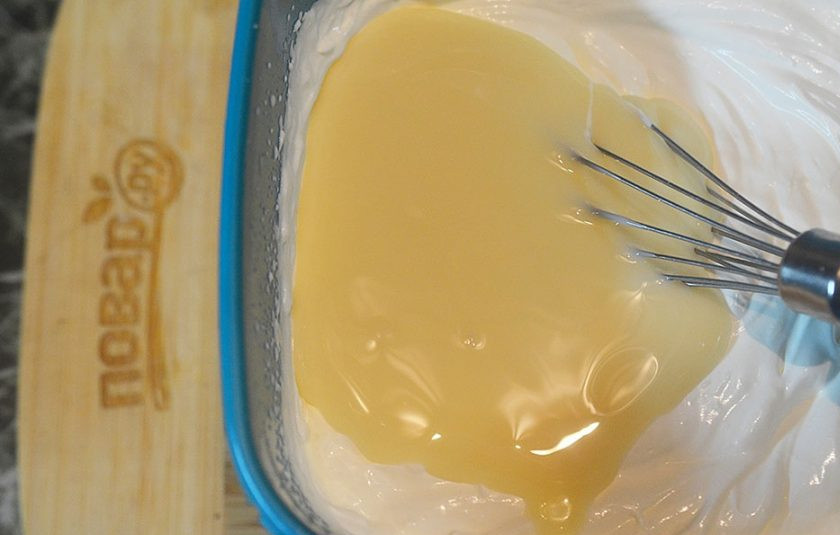 1. Этап. Простейший рецепт домашнего мороженого: 2. Добавьте ванильный сахар, кокосовую стружку и сгущенное молоко. Взбейте все вместе.