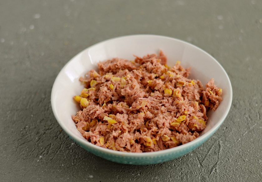 1. Этап. Бургер с ананасом: Измельчите в мясорубке растительное мясо, кукурузу и жареный лук.