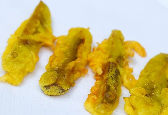 1. Этап. Маринованные огурчики в кляре: 5. После переложите маринованные огурчики в кляре на бумажное полотенце, чтобы убрать излишки масла, и подавайте к столу. Приятного аппетита!