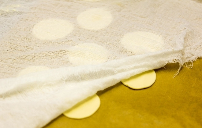 1. Этап. Пельмени с творогом: 8. Сложите все заготовки на стол и накройте полотенцем, чтобы тесто не засохло и хорошо скреплялось.