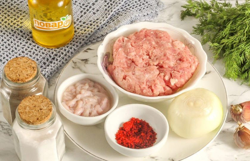 1. Этап. Балканские колбаски: Подготовьте указанные ингредиенты. Фарш используйте свино-говяжий, чтобы колбаски получились румяными и сочными. Если будете готовить только из говяжьего фарша, то они получатся суховатыми на вкус.