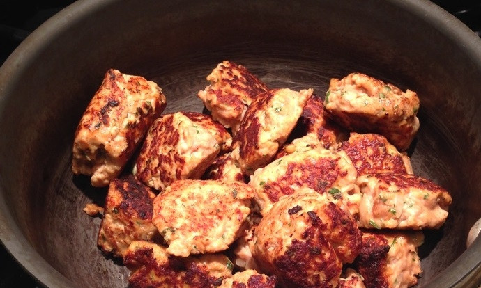 1. Этап. Фрикадельки из индюшиного фарша: 6. Переложите фрикадельки в кастрюлю или в миску и обжарьте остальные.