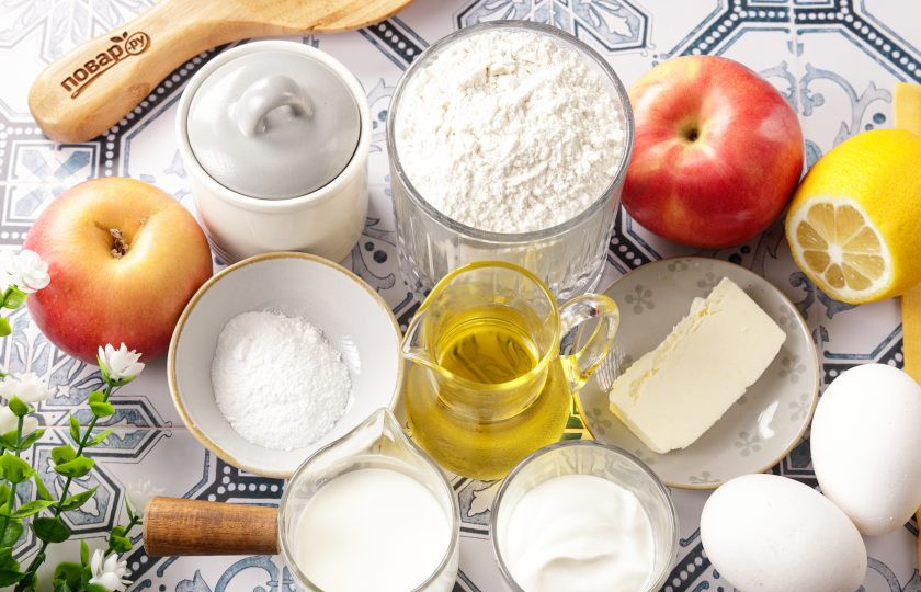 1. Этап. Шарлотка с яблоками в аэрогриле: Подготовьте все ингредиенты по списку.