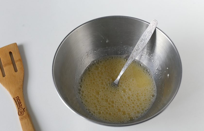 1. Этап. Диетические манты: В глубокой миске смешайте воду, яйцо, растительное масло и 0,5 ч.л. соли.