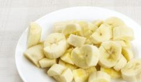 1. Этап. Фруктовый салат с киви: На небольшие кубики нарезаем очищенный банан.