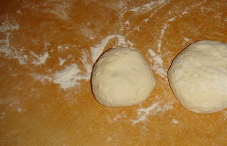 1. Этап. Чуду с мясом: Из муки, соли дрожжей и теплой водички замесите дрожжевое тесто. Положите его в пиалку и закройте крышкой или накиньте полотенце. После того, как тесто подойдет в теплом месте, обомните его и поделите на пару частей так, чтоб одна была в два раза больше другой.