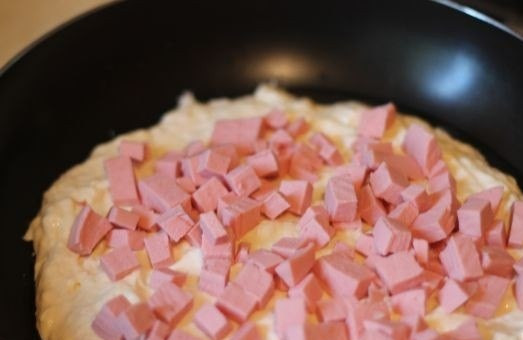 1. Этап. Быстрая пицца на сковороде: 4. Когда основа проготовилась, можно отправлять на сковороду начинку. Последовательность может быть абсолютно любая.