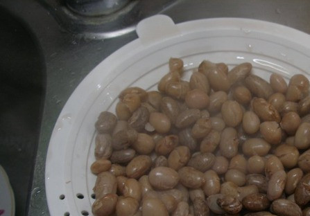 1. Этап. Човлент по-закарпатски: Фасоль замочить на ночь в холодной воде. Утром промыть и варить до полуготовности.