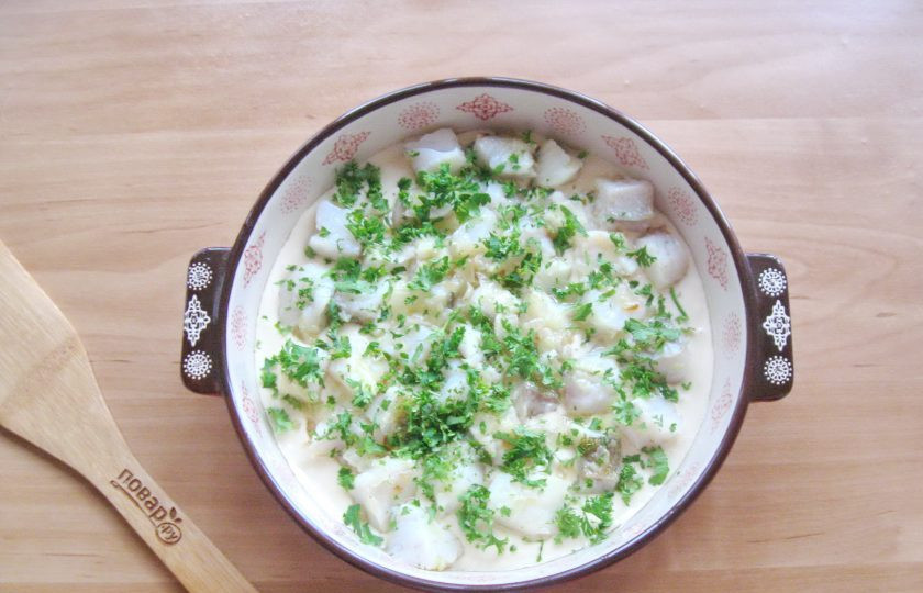 1. Этап. Пирог с судаком: Посыпьте нарезанной зеленью.