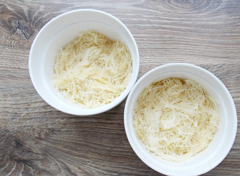 1. Этап. Кюнефе: Формы для запекания смажьте маслом. Разложите по формочкам половину теста.