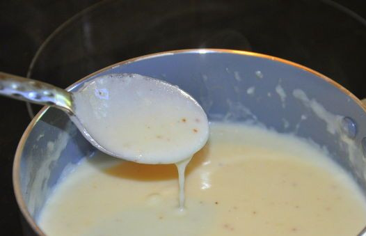 1. Этап. Запеканка из кабачков с помидорами: Перемешиваем все и доводим соус до кипения, он должен получиться довольно густым.