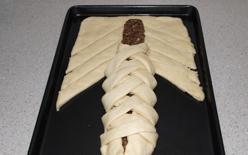 1. Этап. Плетенка с черносливом: 4. Порежьте тесто, как показано на картинке, и переплетите полоски теста в виде косички.