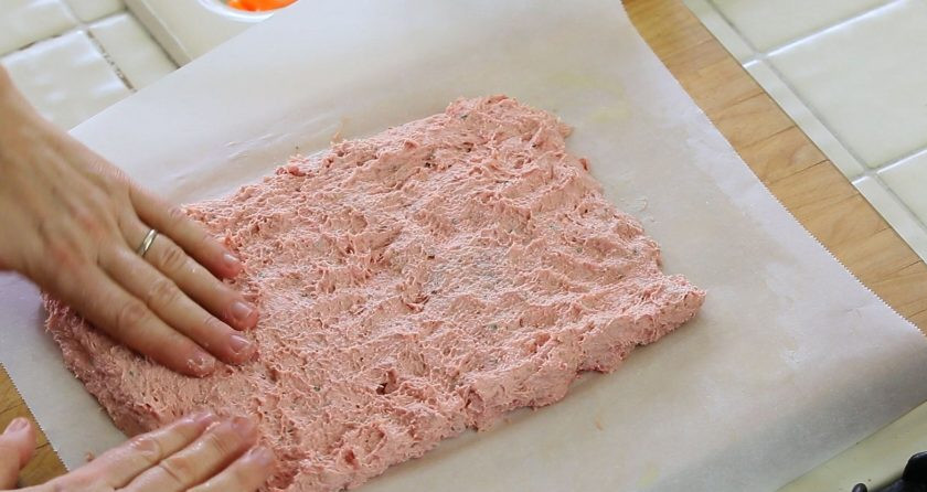 1. Этап. Мясной рулет с брокколи: 4. Потом мягкий фарш распределите в виде прямоугольника на пергаментной бумаге.