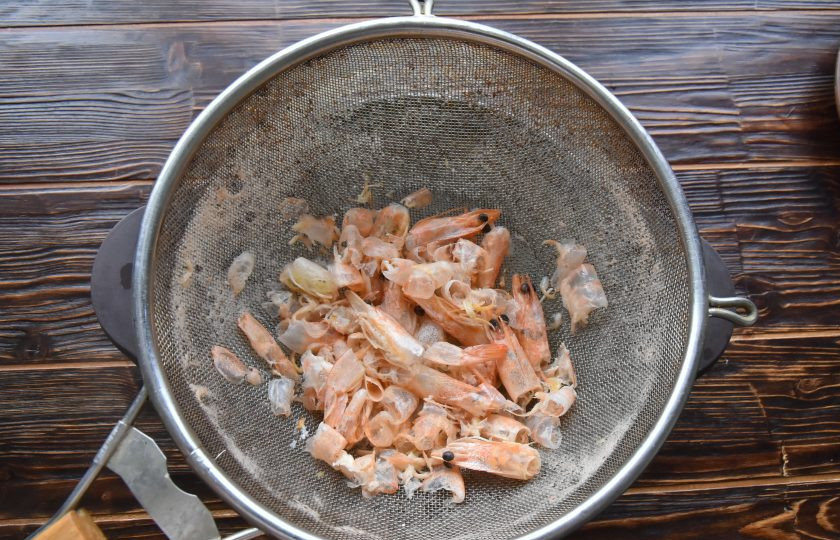 1. Этап. Том ям рецепт с морепродуктами: Готовый бульон процедите через сито. Все креветочные остатки удалите, они больше не потребуются.