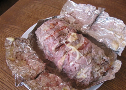 1. Этап. Мясо-гармошка в духовке: Чтобы мясо зарумянилось, после окончания времени готовки открываем фольгу и ставим мясо в духовку еще минут на 10-15. Можно дополнительно сверху посыпать тертым сыром.