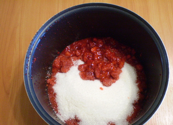 1. Этап. Клубничное варенье в мультиварке: 3. Кладем ягоды в чашу мультиварки, руками немного мнем ягоды, чтобы пустили сок, и варенье было гуще. Всыпаем сахар. Перемешиваем.